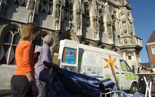 MIDDELBURG â€“ Een speciale bus rijdt deze week langs weekmarkten in Zeeland om het publiek voor te lichten over depressiviteit. De aftrap van de campagne, in het kader van de Nationale Dag Geestelijke Volksgezondheid, had maandag in Middelburg plaats. Fo