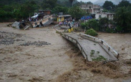 TECPAN â€“ In Guatemala hebben zich enorme aardverschuivingen voorgedaan als gevolg van de orkaan Stan. Foto: een door de modderstromen vernielde brug in de regio Tecpan. Foto EPA