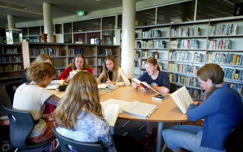 „Op de boekenplanken van de schoolbibliotheken staan ook niet christelijke boeken waarmee oppervlakkig bezien niets mis is, maar die impliciet negatief over het christelijk geloof zijn.” Foto RD, Henk Visscher