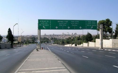 JERUZALEM â€“ Op een doorgaans hectische autoweg die naar het centrum van Jeruzalem leidt, was het donderdagmorgen doodstil. Het verkeer zal rond 17.45 uur, als de Grote Verzoendag ten einde is, weer op gang komen. Foto Alfred Muller