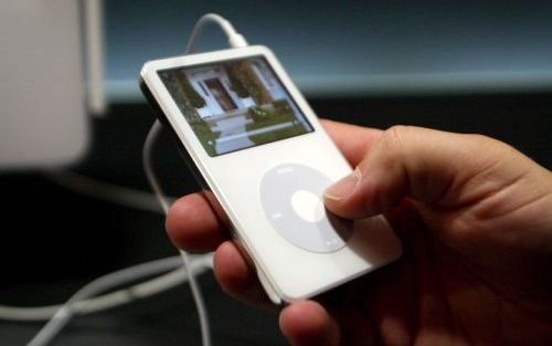 SAN FRANCISCO (ANP) â€“ Apple Computer heeft een nieuwe ver sie van zijn muziekspeler iPod onthuld, die is voorzien van videoafspeelmogelijkheden. De nieuwe iPod komt in twee ver sies, een met 30 en een met 60 gigabytes geheugen. Foto EPA