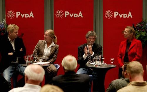 AMERSFOORT - De kandidaat-voorzitters van de PvdA, Michiel van Hulten, Annemarie Hoogland, Hans Logtens en Annemarie Goedmakers (v.l.n.r.) stellen zich voor tijdens een regionale ledenbijeenkomst in Amersfoort. Zij zullen huidig voorzitter Ruud Koole opvo