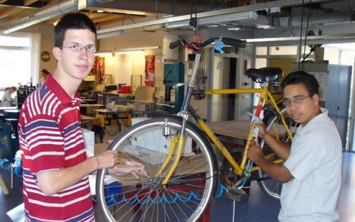 EDE â€“ Leerlingen van de sector techniek in hun praktijklokaal in de Johannes de Swaefschool. De Edese school wordt vrijdagmiddag officieel geopend. - Foto Johannes de Swaefschool