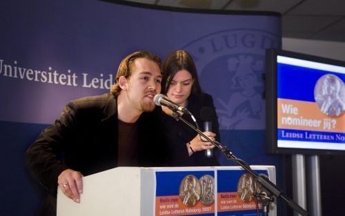 LEIDEN â€“ De Leidse studenten Japans Aike Rots en Rianne Hidding wisten donderdag de Leidse ”wissel Nobelprijs” in de wacht te slepen. Zij nomineerden de Japanse schrijver Murakami Haruki voor de alternatieve Nobelprijs voor literatuur. Foto Mark Lammers