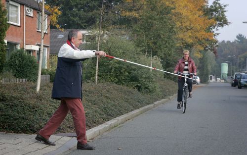 ERMELO â€“ Blinden en slechtzienden ondervinden steeds grotere problemen in het verkeer. De hoeveelheid troep op de stoep neemt toe, terwijl de verkeersdeelnemers steeds meer haast heb ben. Harry Hoitzing ervaart de moeilijkheden elke dag aan den lijve. „