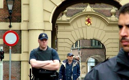 DEN HAAG - Leden van de mobiele eenheid sluiten vrijdag het Binnenhof volledig af. De politie Haaglanden voerde meerdere acties uit in Den Haag n.a.v. dreigende terroristische aanslagen. Foto ANP