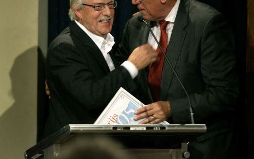 ZEIST â€“ Jan Siebelink (l.) heeft de AKO Literatuurprijs 2005 gewonnen met zijn boek ”Knielen op een bed violen”. Juryvoorzitter Hans Dijkstal heeft dat vrijdagavond bekendgemaakt. Foto ANP