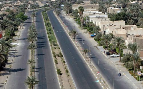 BAGHDAD - Een normaal drukke straat is tijdens de verkiezingen helemaal leeg. Foto EPA