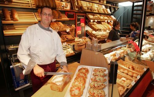 ZIERIKZEE â€“ Bakker Wilfred Droppers: „Er is steeds meer vraag naar variaties. Ik verkoop sinds kort brood met prei en kaas. Lekker bij de borrel, ’s avonds.” Foto RD, Anton Dommerholt