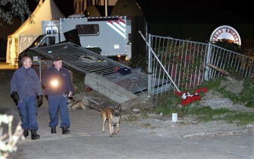 AMSTERDAM â€“ Rond 2.00 uur vannacht verraste de nationale recherche de Hells Angels met invallen in zes verschillende clubhuizen. Daarbij werden ook leden van de motorclub gearresteerd. Het hekwerk om het Amsterdamse clubhuis (foto) werd met geweld gefor