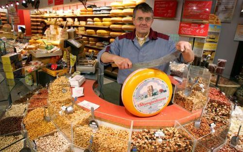 AMERSFOORT â€“ Kaasboer Evert van de Pol: „Je vindt hier kaas en noten, meer niet. Geen koekjes, chocolade of bonbons. Blijf specialist.” Foto’s RD, Anton Dommerholt