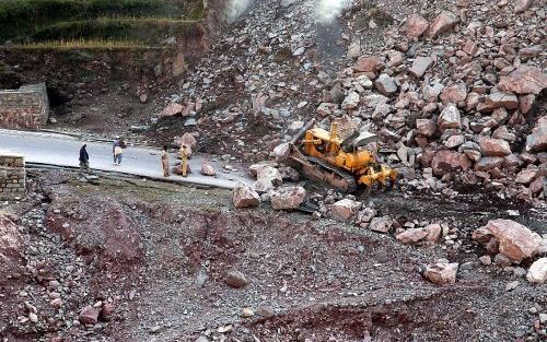 BALAKOT â€“ Het Pakistaanse leger is met zwaar materieel bezig om de wegen vanuit de stad Balakot weer begaanbaar te maken. De meeste dorpen in het door de aardbeving getroffen gebied zijn echter nog steeds onbereikbaar. Foto Kjeld Duits