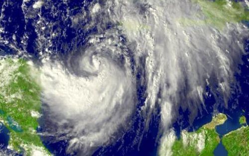 MIAMI (ANP) â€“ De tropische storm Wilma heeft zich dinsdag ontwikkeld tot een orkaan van de eerste categorie, de laagste op de schaal van Saffir en Simpson. Bij die orkaankracht horen windsnelheden van tussen de 120 en 150 kilometer per uur. Dat heeft he