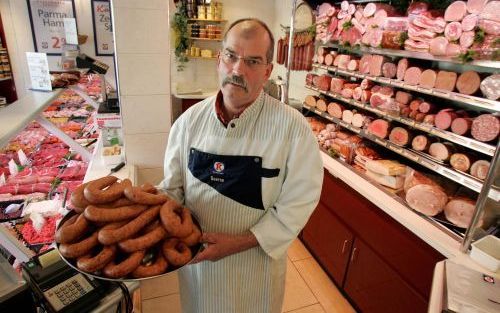 PUTTEN â€“ Slager Jan Geerse: „Je moet als versspecialist in alles beter zijn dan een ander. Vers is altijd lekkerder, dat weet elke consument.” - Foto RD, Anton Dommerholt