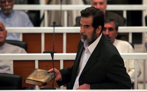 BAGDAD â€“ Saddam Hussein ontkende woensdag tijdens de eerste dag van het proces tegen de Iraakse ex-president de geldigheid van het Iraakse Speciale Tribunaal. Hij stond erop dat hij als zittend president van het land werd aangemerkt. De zitting werd ver