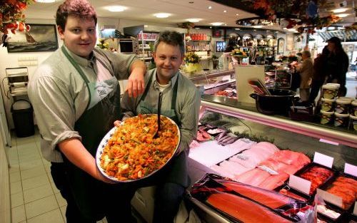 LISSE â€“ Visverkopers Ad (r.) en Kees Baaij: „Ondernemers die alleen haring en lekkerbekjes verkopen, redden het niet.” Foto RD, Anton Dommerholt