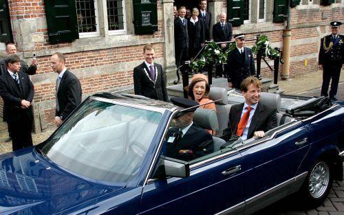 NAARDEN â€“ Prins Floris en zijn kersverse vrouw AimÃ©e gingen donderdag bij stralend weer op weg naar het Muiderslot voor een lunch. Foto RD, Sjaak Verboom