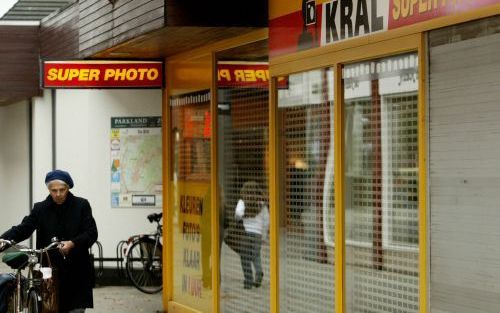 BILTHOVEN â€“ Foto Kral, een van de grotere fotoketens van Nederland, heeft vrijdag haar faillissementsaanvraag ingediend. Een filiaal in Bilthoven had de deuren al eerder gesloten. Het bedrijf raakte in de problemen doordat de fotomarkt in korte tijd ver