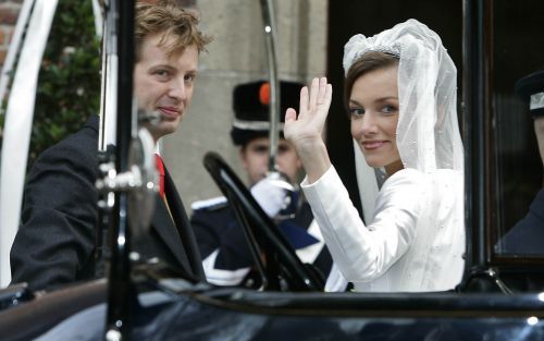 NAARDEN - Prins Floris en AimÃ©e SÃ¶hngen zwaaien naar het publiek zaterdag bij hun aankomst bij de Grote Kerk in Naarden. Foto ANP