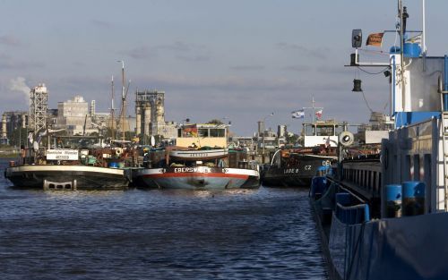 DELFZIJL â€“ In de zeehaven van Delfzijl liggen al dagenlang volle binnenvaartschepen te wachten tot de blokkade in de Eems is opgeheven. Foto ANP