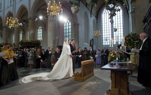 NAARDEN â€“ Bij de protestantse bevestiging van het huwelijk van prins Floris en zijn katholieke vrouw AimÃ©e was de Grote Kerk in Naarden zaterdag afgeladen. De kerk was versierd met bloemen in herfstkleuren. De veiligheidsmaatregelen die de politie van 