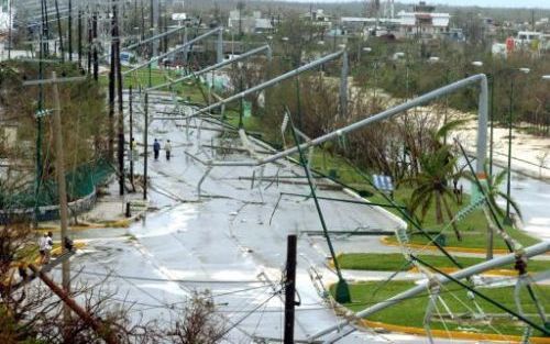 CANCUN - Overzicht over een straat met hotels in Cancun nadat de orkaan Wilma over de stad raasde. Foto EPA.