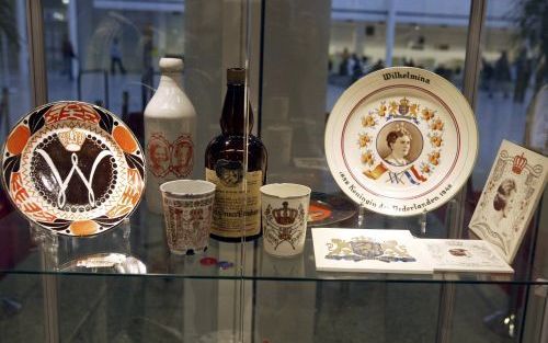 DEN HAAG â€“ Borden en bekers op de tentoonstelling ”Kroongetuigen. Koninklijke architectuur in Den Haag”. - Foto Gerhard van Roon