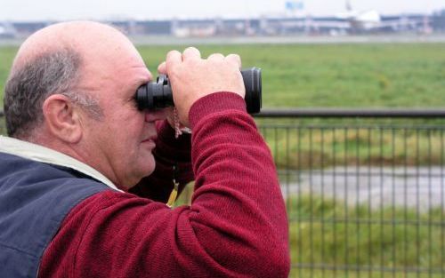 SCHIPHOL â€“ Elke dag is E. Th. Janmaat uit Uithoorn te vinden langs de baan. „Er is hier altijd wat te beleven.” Bang voor terroristische activiteiten is de vliegtuigspotter niet. „De sociale controle is hier groot.” Schiphol is de overlast van spotters 