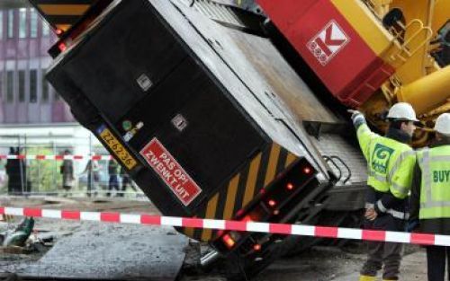 AMSTERDAM - Een flinke bouwkraan is dinsdag omgevallen op het Bijlmerplein naast het metro- en treinstation Bijlmer in Amsterdam. Foto ANP