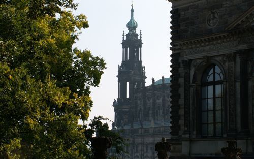 DRESDEN â€“ Een doorkijkje naar de rooms-katholieke Hofkirche in de Duitse stad Dresden. Op de dakrand van deze achttiende-eeuwse kerk staan 78 heiligenbeelden van ieder 3,5 meter hoog. Na het bombardement van de geallieerden in februari 1945 stonden alle