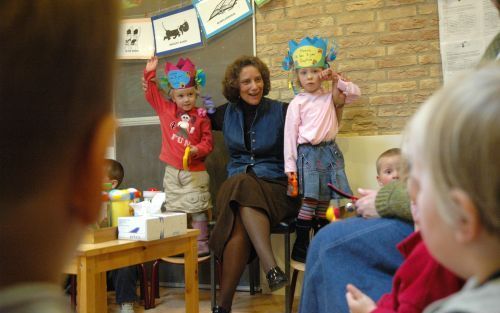 APELDOORN â€“ Kleuterleidster Arinda Wiegman tussen de kinderen van De Blokkentoren. Met zeven, straks acht, groepen is de christelijke peuterspeelzaal een van de grootste in Apeldoorn en omgeving. Foto RD