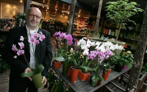 MILL â€“ Kwekers zien de prijzen van hun bloemen en planten tot een bedenkelijk niveau dalen. Ad Berends weet wel hoe dat komt. „We hebben de productie van bloemen en planten goed onder de knie, maar we kunnen niet verkopen. Kwekers halen een dubbeltje va