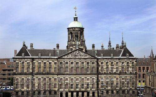 AMSTERDAM â€“ Het Paleis op de Dam in Amsterdam ondergaat vanaf deze maand een grootscheepse renovatie die pas in 2008 klaar is. Het gebouw wordt intern volledig vernieuwd en ontdaan van onder andere asbest en oude waterleidingen met legionellagevaar. Ook