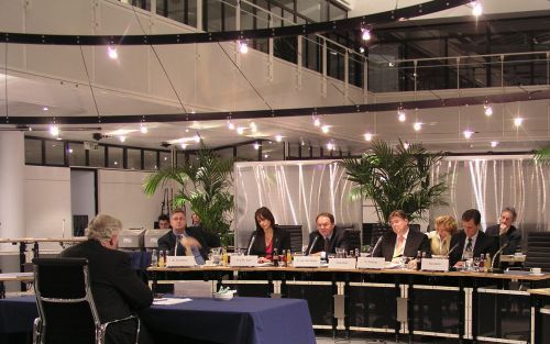 APELDOORN â€“ De commissie Reesink, de speciale onderzoekscommissie van de Apeldoornse gemeenteraad, stelde oud-wethouder A. C. Bolhuis woensdagavond vragen over de perikelen rond de komst van de Zutphense handelsonderneming Reesink naar Apeldoorn. Foto R