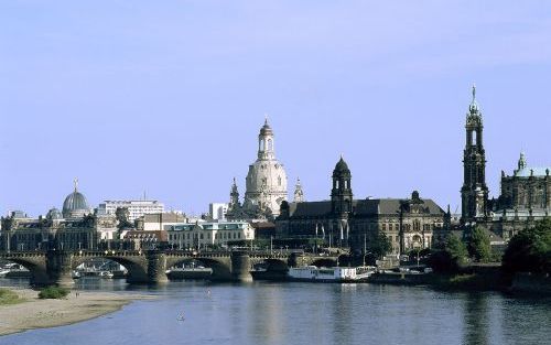 Dresden, ook wel het Florence aan de Elbe genoemd, werd in de nacht van 13 op 14 februari 1945 door een bombardement van de geallieerden verwoest. Zestig jaar later staat de imposante Frauenkirche weer fier overeind. Op de foto van links naar rechts: muse