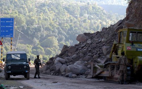 MUZAFFARABAD â€“ Het Pakistaanse leger verwijderde vrijdag modder en stenen van een weg die leidt naar verschillende dorpen die nog altijd onbereikbaar waren na de aardbeving. Foto EPA