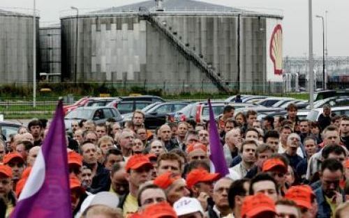 PERNIS - Honderden werknemers van verschillende vestigingen hebben zich maandag verzameld op het parkeerterrein van het hoofdgebouw van Shell Pernis. Het olieconcern is niet ingegaan op het ultimatum dat de vakbonden hadden gesteld in het conflict over de