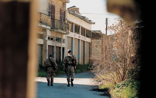 NICOSIA â€“ VN-vredesmilitairen patrouilleren in de bufferzone in de hoofdstad Nicosia die de Turkse Republiek van Noord Cyprus scheidt van de republiek Cyprus, waar de Grieks Cyprioten de baas zijn. Foto EPA