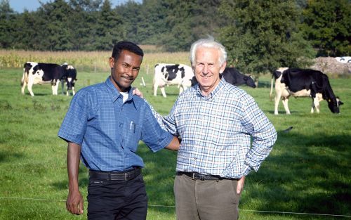 TERSCHUUR â€“ Behailu Wolde runt in EthiopiÃ« een landbouwproject van stichting Double Harvest. CoÃ¶rdinator Gert van Putten is tevreden over het verloop ervan: „Behailu wil werken volgens de regels van de Bijbel.” Foto RD, Henk Visscher