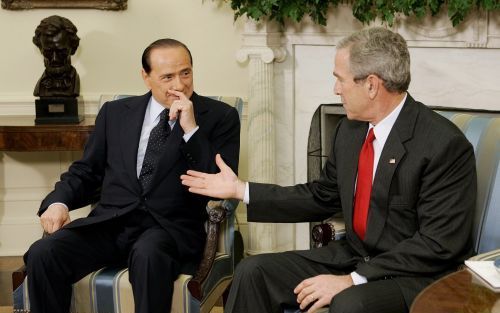 WASHINGTON â€“ De Italiaanse premier Berlusconi (l.) en de Amerikaanse president Bush na hun ontmoeting in de Ovale Kamer van het Witte Huis in Washington, afgelopen maandag. Berlusconi zei dat hij bij Bush heeft aangedrongen op terugtrekking uit Irak. Fo