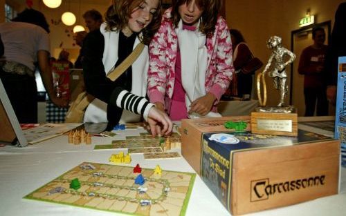 AMSTERDAM â€“ Twee meisjes verdiepen zich in het spel Carcasonne de Stad. Het legspel kreeg woensdag de titel Speelgoed van het Jaar in de leeftijdscategorie 12 jaar en ouder. De titel staat garant voor hoge verkopen. Carcasonne de Stad is voor jongeren e