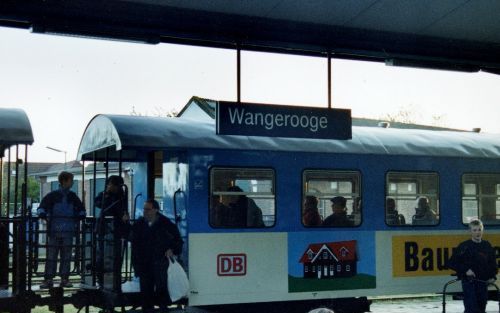 WANGEROOGE â€“ Op het Duitse Waddeneiland Wangerooge zijn auto’s streng verboden. Vanaf het enige haventje op het eiland rijdt een trein via enkelspoor naar het dorpje Wangerooge. Wanneer de trein arriveert bij het stationsgebouw is het een komen en gaan 