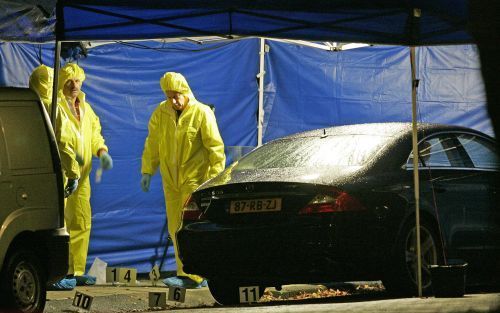 AMSTERDAM â€“ Technische rechercheurs waren woensdagavond bezig met sporenonderzoek in de Johan Braakensiefhof in Amsterdam, waar vastgoedhandelaar Kees Houtman werd vermoord. Het is de derde liquidatie in Ã©Ã©n week in de onderwereld. Foto ANP