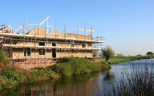 BLESKENSGRAAF â€“ De eeuwenoude monumentale boerderij Gijbeland moest vorig jaar in Brandwijk plaatsmaken voor een bungalow, maar herrijst nu in originele staat aan de dorpsrand van Bleskensgraaf. Over twee weken komt de rieten kap erop. Foto RD