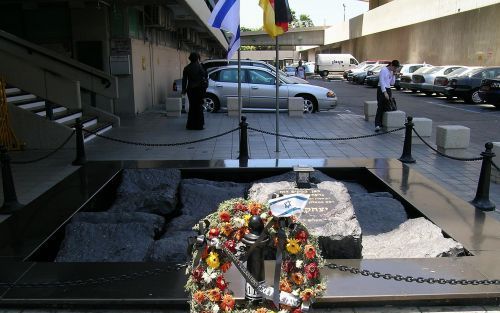 TEL AVIV â€“ De plaats in Tel Aviv waar toenmalig IsraÃ«lisch premier Yitzhak Rabin precies tien jaar geleden werd vermoord. - Foto Alfred Muller