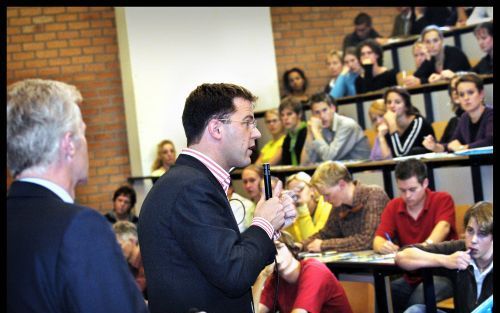 EDE â€“ Staatssecretaris Rutte van Onderwijs bezocht donderdag de Christelijke Hogeschool Ede. In een overvolle collegezaal debatteerde hij met studenten en docenten. Foto RD