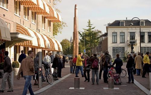 WAGENINGEN - Talloze inwoners van Wageningen namen zaterdagmiddag een kijkje bij het Vrijheidsmonument op het 5 Meiplein. Het monument van de Friese kunstenaar Hanshan Roebers is een koperen zuil die onder invloed van daglicht uitschuift tot een hoogte va