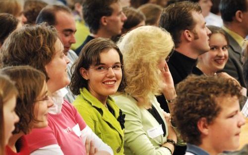 AMERSFOORT â€“ De eerste jeugdappeldag van de commissie Jeugdwerk van de Hersteld Hervormde Kerk werd zaterdag gehouden in het Van Lodensteincollege te Amersfoort. De dag had als thema ”Bij de tijd!?” Foto Erik Kottier