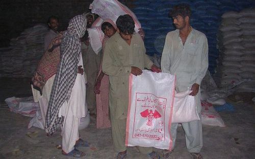 LAHORE â€“ Samen met lokale christenen is de SDOK een noodhulpactie gestart in het door de aardbeving getroffen gebied in Pakistan. Behalve hulpgoederen proberen de christenen ook het Evangelie te brengen. Op de zakken voedsel die zij distribueren staat d