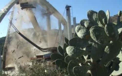 GRANADA - De staalconstructie van een brug in aanbouw stort in. Hierbij kwamen zeker zes mensen om het leven. Foto ANP, Fred Nederlof